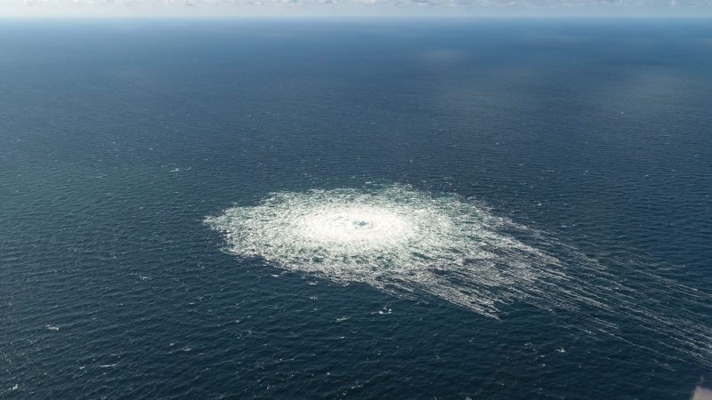 Blasen an der Wasseroberfläche: Dieses vom dänischen Verteidigungskommando verbreitete Foto zeigt das Nord-Stream-2-Gasleck in der Nähe der Insel Bornholm.