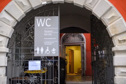 Schwere Explosion in Toilette womöglich durch Spraydosen