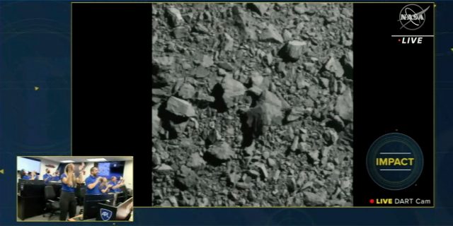 Dieses Videostandbild aus einem NASA-Livestream zeigt, wie die Raumsonde «Dart» («Double Asteroid Redirection Test») auf den Asteroiden Dimorphos stürzt.