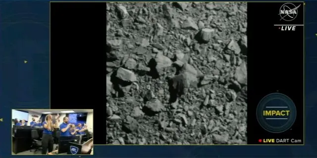 Dieses Videostandbild aus einem NASA-Livestream zeigt, wie die Raumsonde «Dart» («Double Asteroid Redirection Test») auf den Asteroiden Dimorphos stürzt.