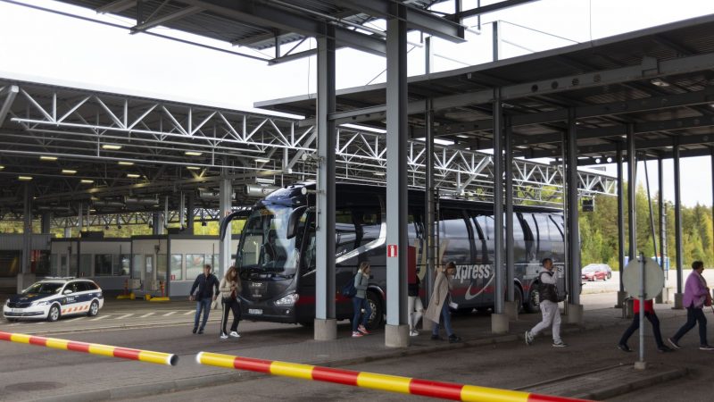 Russische Passagiere verlassen einen Bus und gehen zur Passkontrolle am Grenzübergang Vaalimaa zwischen Finnland und Russland.