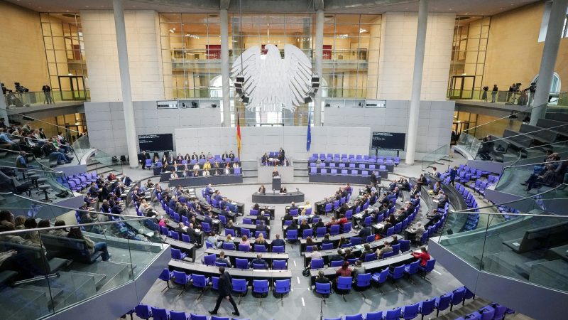 Eine am 20. Oktober vom Bundestag verabschiedete Finanzreform, die Lücken in der gesetzlichen Krankenversicherung stopfen soll, erhitzt die Gemüter.