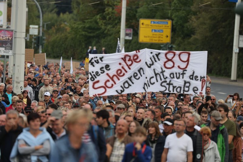 Menschen nehmen an einer Versammlung teil, zu der das «Forum für Demokratie und Freiheit» aufgerufen hatte.