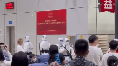 China: Polizei hält Touristen mit Maschinenpistolen im Flughafen fest