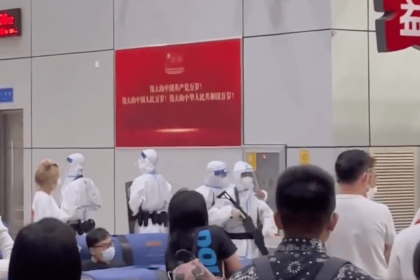 China: Polizei hält Touristen mit Maschinenpistolen im Flughafen fest