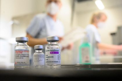 einrichtungsbezogene COVID-Impfpflicht trotz geringer Wirkung und vielen Nebenwirkungen