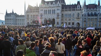 Ungarn: Schüler, Eltern und Lehrer demonstrieren gegen niedrige Lehrer-Gehälter