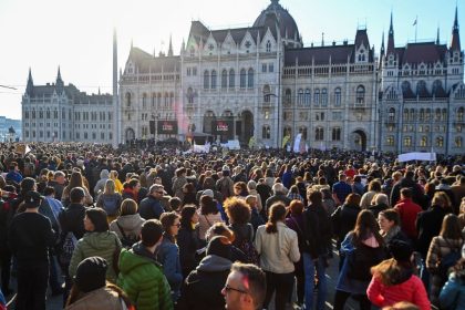 Ungarn: Schüler, Eltern und Lehrer demonstrieren gegen niedrige Lehrer-Gehälter