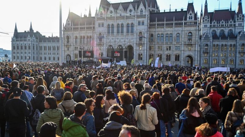 Demonstranten, unter ihnen Lehrer und ihre Sympathisanten, fordern vor dem Parlamentsgebäude in Budapest am 19. März 2022 höhere Löhne und bessere Arbeitsbedingungen.