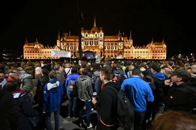 Lehrer, Schüler und Eltern protestieren am 5. Oktober 2022, dem internationalen Lehrertag, vor dem Parlamentsgebäude gegen die Bildungspolitik der Regierung Orbán