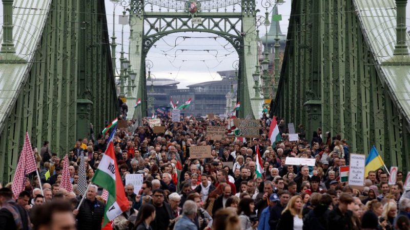 Demonstration gegen die Bildungspolitik der Regierung und für bessere Arbeitsbedingungen am 23. Oktober 2022 auf einer Brücke in Budapest, Ungarn
