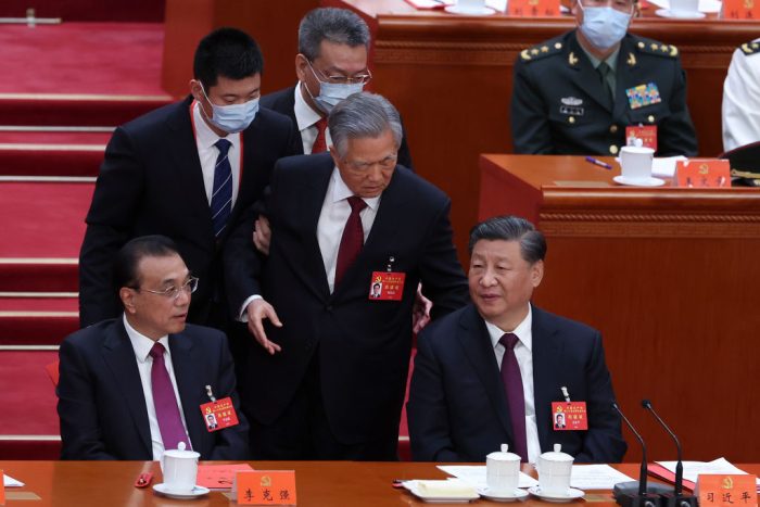 Hu Jintao wird aus der Abschluss-Zeremonie der KPC entfernt.