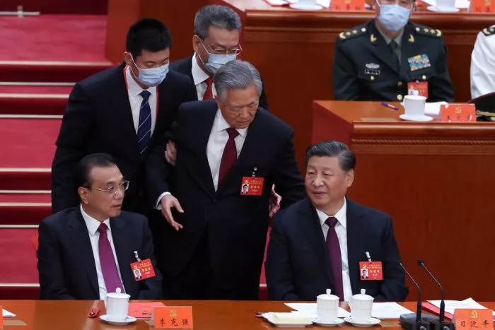 Hu Jintao wird aus der Abschluss-Zeremonie der KPC entfernt.