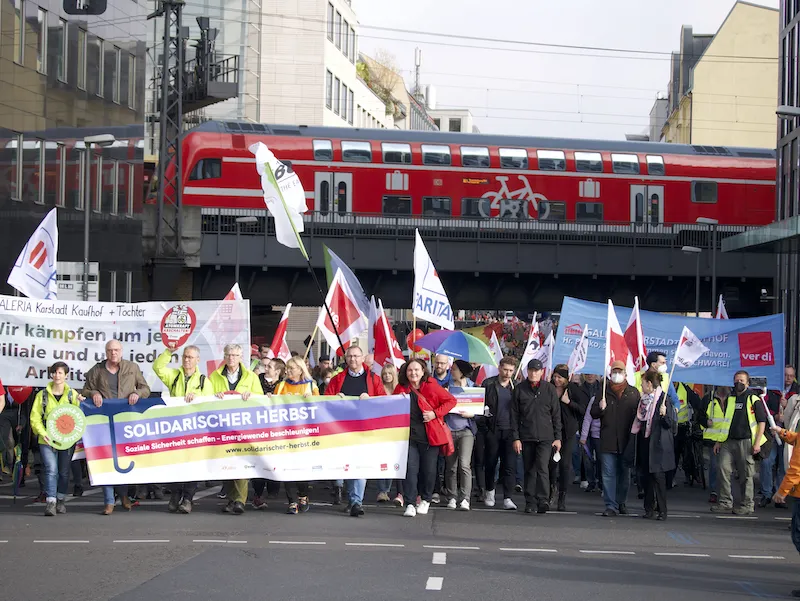 Linke Demonstranten fordern eine schnellere Energiewende und soziale Gerechtigkeit.