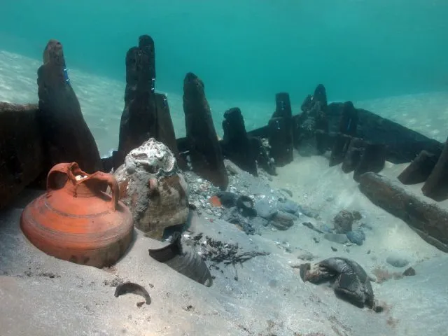 Das Schiffswrack enthielt mehr als 200 Amphoren mit Resten von Fischsaucen, Oliven, Datteln und Feigen.