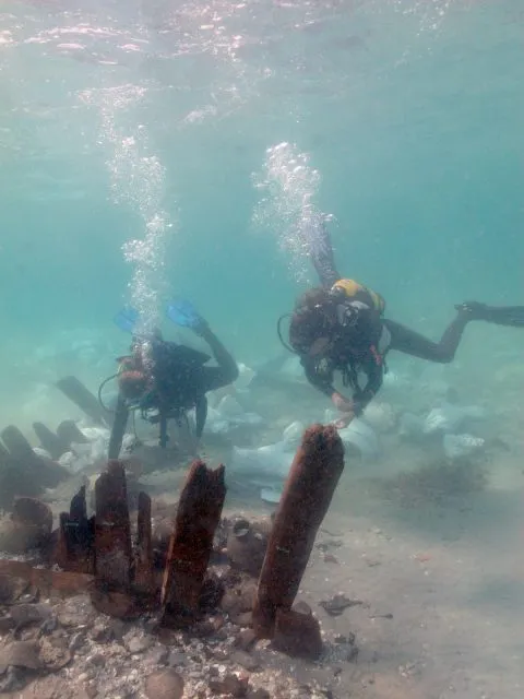 Neben Handelswaren blieben unter 1,5 Meter Sand auch Teile der Schiffsausstattung erhalten.