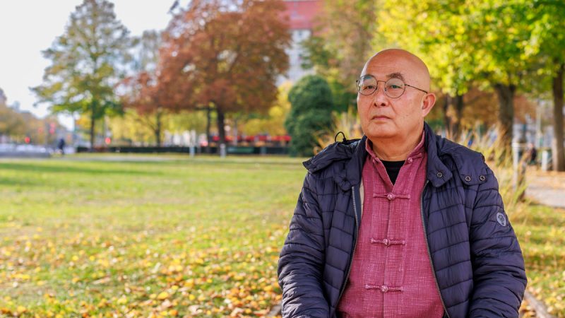 Der chinesische Schriftsteller Liao Yiwu, der 2011 aus China nach Deutschland entkam. Liao Yiwu saß vier Jahre im Gefängnis weil er ein Gedicht über das Tiananmen-Massaker von 1989 geschrieben und verbreitet hatte. Sein aktuelles Buch „Wuhan“ soll vor Vergessen schützen.