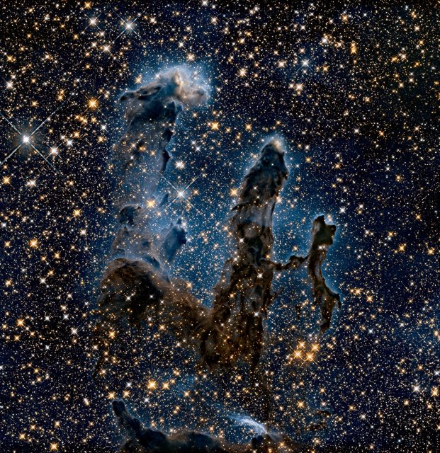 Aufnahmen im Nahinfrarotbereich mit dem Hubble-Weltraumteleskop durchleuchten die Säulen dichten Nebels.