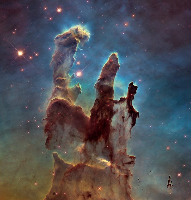 Kombination mehrere Hubble-Aufnahmen von 2014 zeigen die etwa fünf Lichtjahre hohen „Säulen der Schöpfung“.