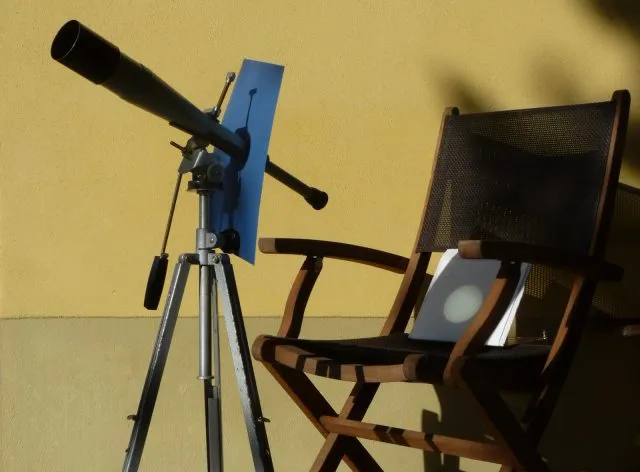 Projektion der Sonnenfinsternis mit einem Fernrohr.