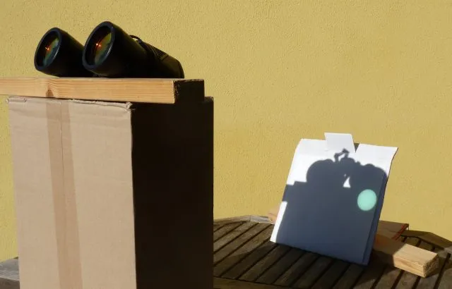 Projektion der Sonnenfinsternis mit einem Fernglas