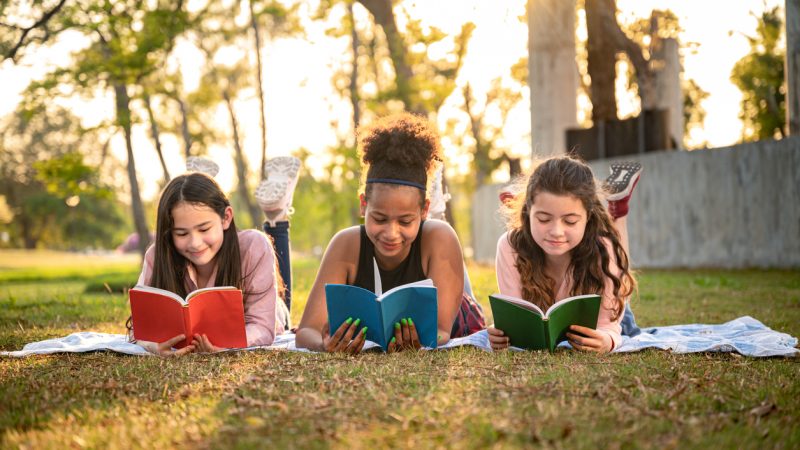 Pädagogen und Bildungsforscher plädieren immer häufiger dafür, dass Kinder und Jugendliche mehr lesen sollte