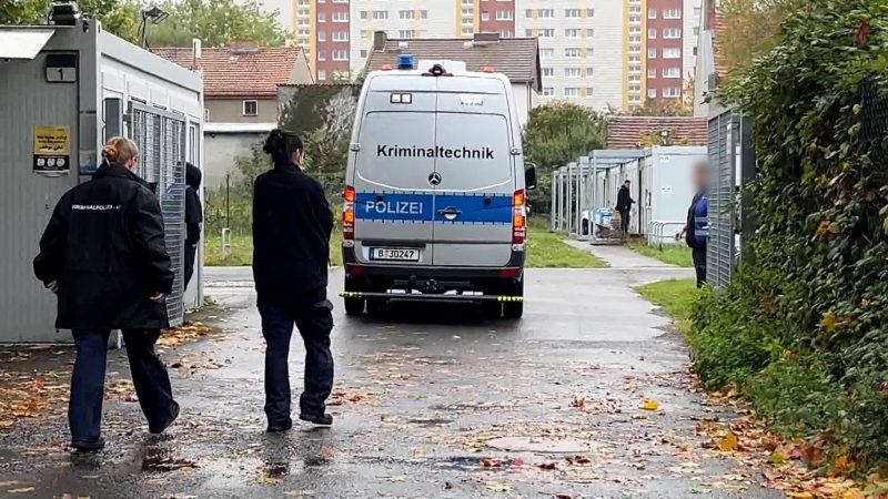 Spurensicherung auf dem Gelände der Flüchtlingsunterkunft in Berlin-Alt-Hohenschönhausen.