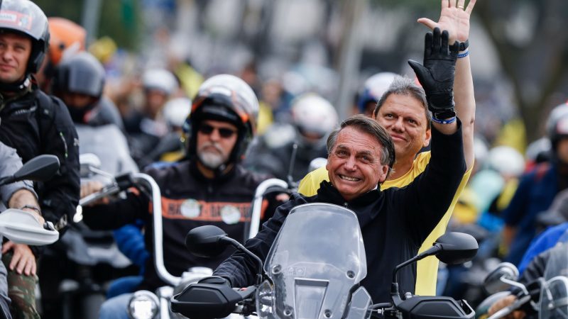 Jair Bolsonaro, Präsident von Brasilien, führt eine Karawane von Motorradfahrern mit Tarcisio de Freitas, Gouverneurskandidat von Sao Paulo, auf dem Rücksitz an.