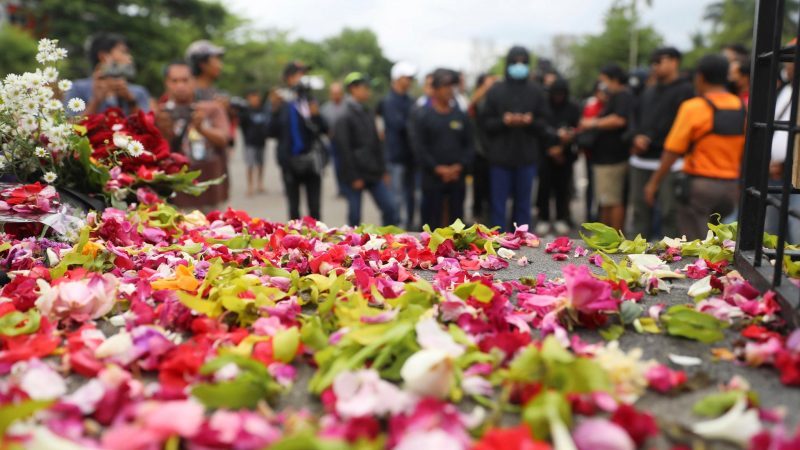 Vor dem Kanjuruhan-Stadion wurden in Gedenken an die Opfer Blumen gestreut.