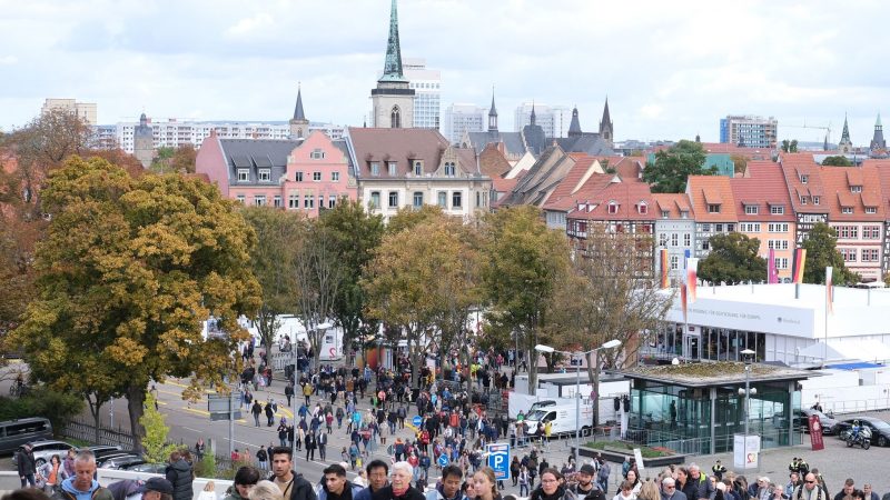 Zahlreiche Besucherinnen und Besucher sind zum Bürgerfest nach Erfurt gekommen.