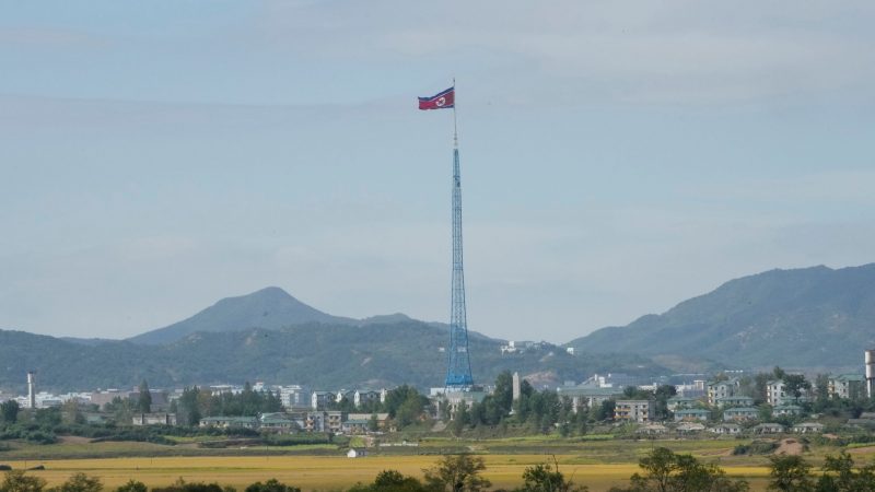 Eine nordkoreanische Flagge in der Nähe der Grenzdörfer von Panmunjom in Paju, Südkorea. Nordkorea hat zum ersten Mal seit fünf Jahren eine ballistische Mittelstreckenrakete Richtung Japan abgefeuert.
