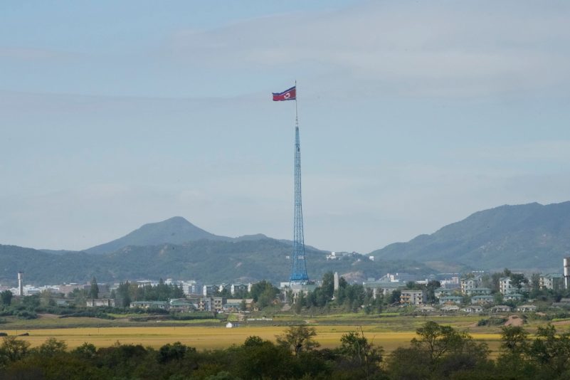 Eine nordkoreanische Flagge in der Nähe der Grenzdörfer von Panmunjom in Paju, Südkorea. Nordkorea hat zum ersten Mal seit fünf Jahren eine ballistische Mittelstreckenrakete Richtung Japan abgefeuert.