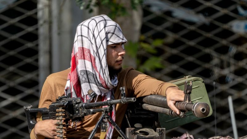 Ein Taliban-Kämpfer steht nach einer Explosion Wache in der afghanischen Hauptstadt Kabul in der Nähe einer Moschee.