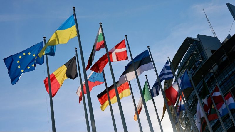 Die ukrainische Flagge weht neben den Flaggen der EU-Mitglieder vor dem Europäischen Parlament in Straßburg.