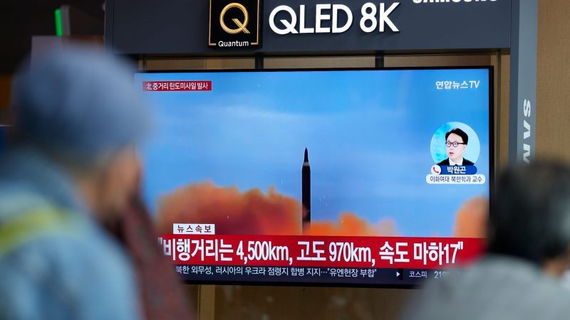 Ein Fernsehbildschirm im südkoreanischen Seoul zeigt eine Nachrichtensendung über den nordkoreanischen Raketenstart.