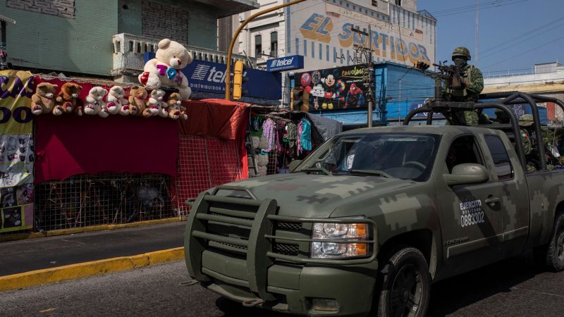 Schwer bewaffnete Soldaten patrouillieren in Veracruz - Mexiko erlebt derzeit eine Spirale der Gewalt. Im Westen des Landes starben zuletzt der Bürgermeister und 17 weitere Menschen.