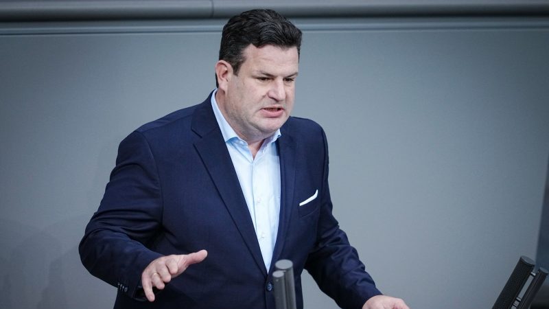 Bundesarbeitsminister Hubertus Heil spricht im Bundestag zu den Abgeordneten.