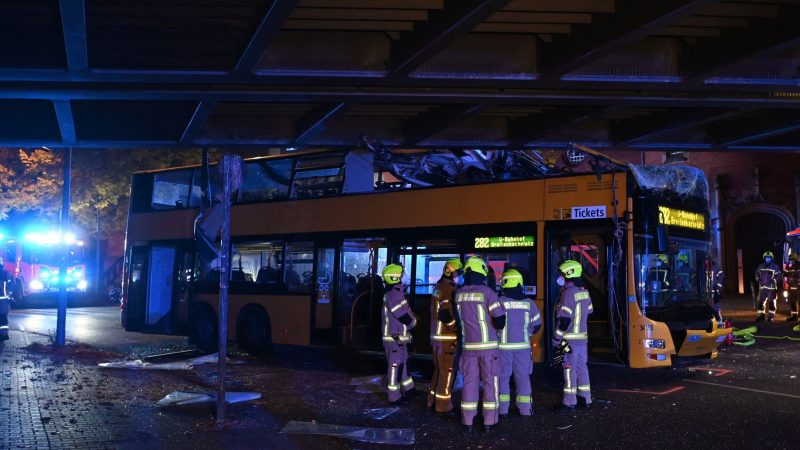 Der Doppeldeckerbus steht zerstört unter einer Brücke im Berliner Stadtteil Steglitz.