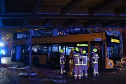 Doppeldeckerbus rammt Brücke in Berlin – mehrere Verletzte