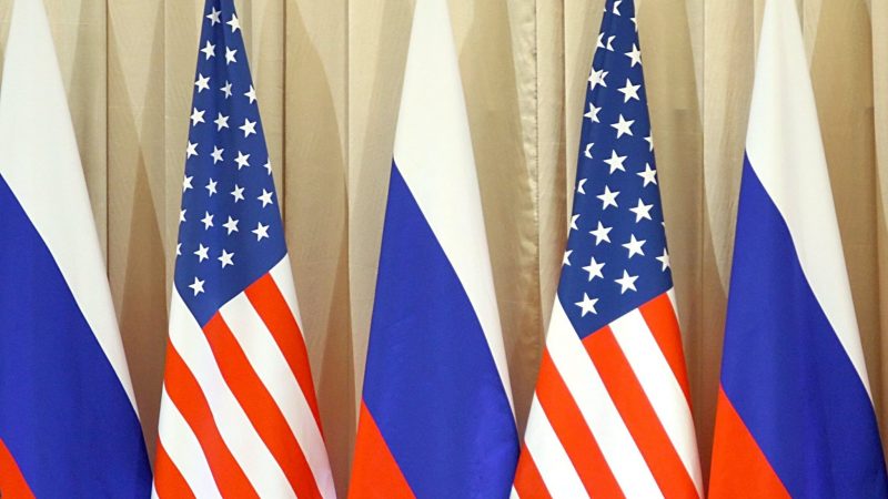 Die Flaggen von Russland und den USA.