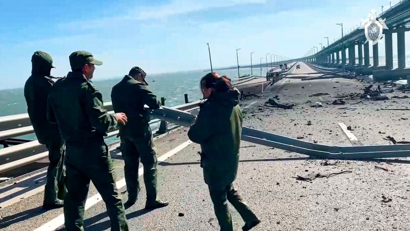 Russische Ermittler inspizieren die Schäden an der Krim-Brücke.