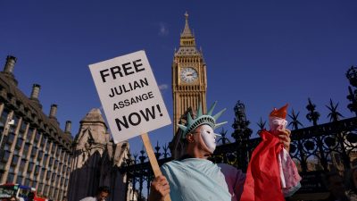 Assange-Unterstützer bilden Menschenkette in London