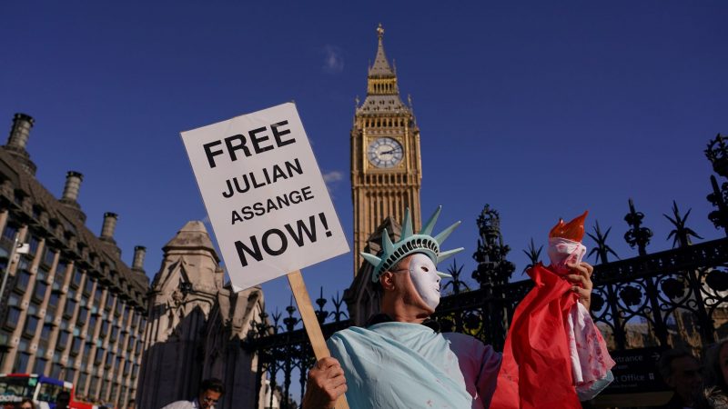Demonstration in London: Ein Teilnehmer im Kostüm der Freiheitsstatue fordert Freiheit für Julian Assange.