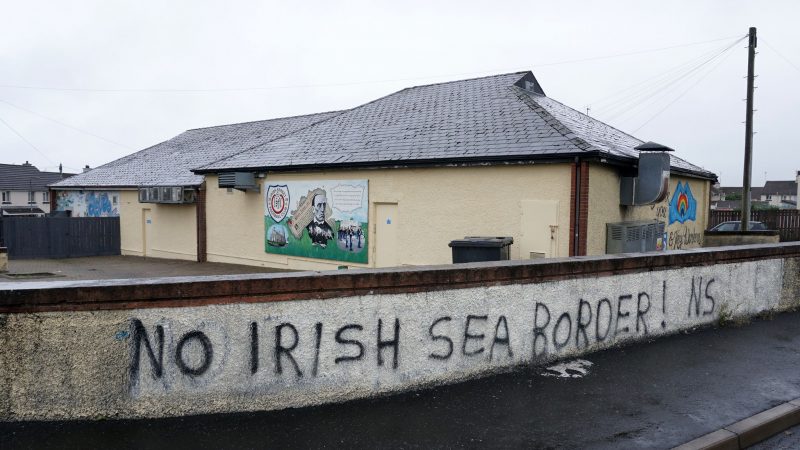 An einer Mauer steht «No Irish Sea Border» («Keine Grenze in der Irischen See»).