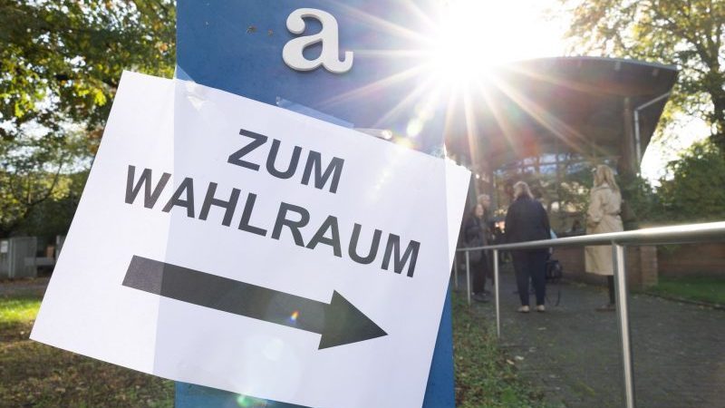 Blick auf einen Zettel „zum Wahlraum“ vor einem Wahllokal zur Stimmabgabe für die Landtagswahl in Niedersachsen.