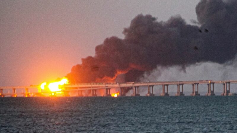 Flammen und Rauch steigen von der Krim-Brücke auf, die das russische Festland und die Halbinsel Krim über die Straße von Kertsch verbindet.