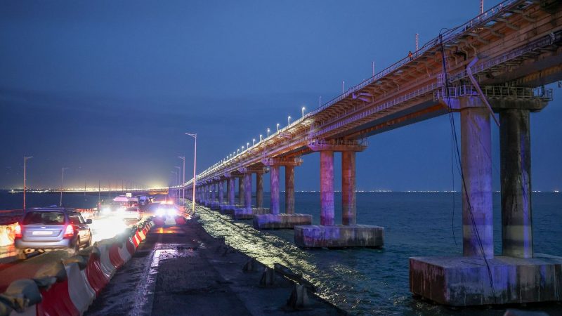 Autos fahren auf der Krim-Brücke, die Russland und die Halbinsel Krim an der Straße von Kertsch verbindet.