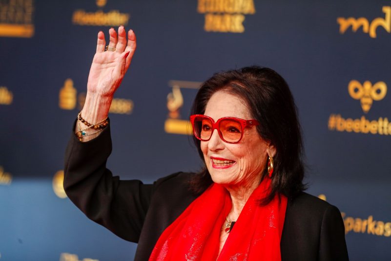 Die Töne in einer Sprache zu treffen, ist manchmal schon schwierig. Doch für Nana Mouskouri ist das kein Problem: Sie singt auf Griechisch, Französisch, Spanisch, Englisch und Deutsch. Die Jury verlieh ihr deshalb den Preis für ihr Lebenswerk.