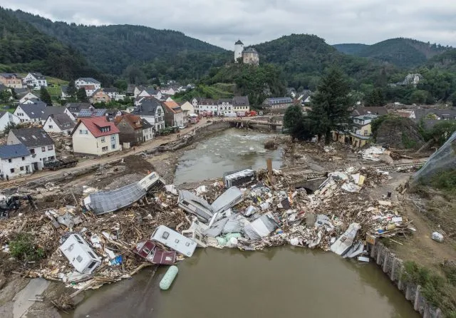 Das Hochwasser im Ahrtal riss Wohnwagen, Gastanks, Bäume und Schrott mit sich. An einer Brücke über die Ahr in Altenahr-Kreuzberg türmt sich der Müll meterhoch.