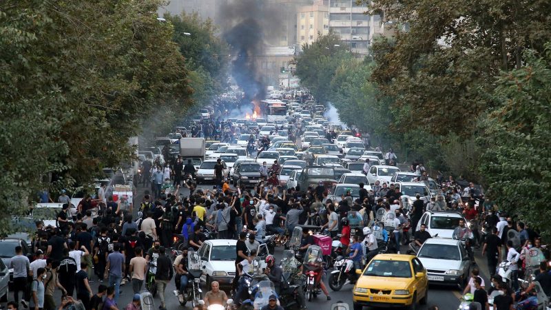 Demonstrierende protestieren in der Innenstadt von Teheran mit Parolen gegen den Tod der 22-jährigen Iranerin Mahsa Amini.
